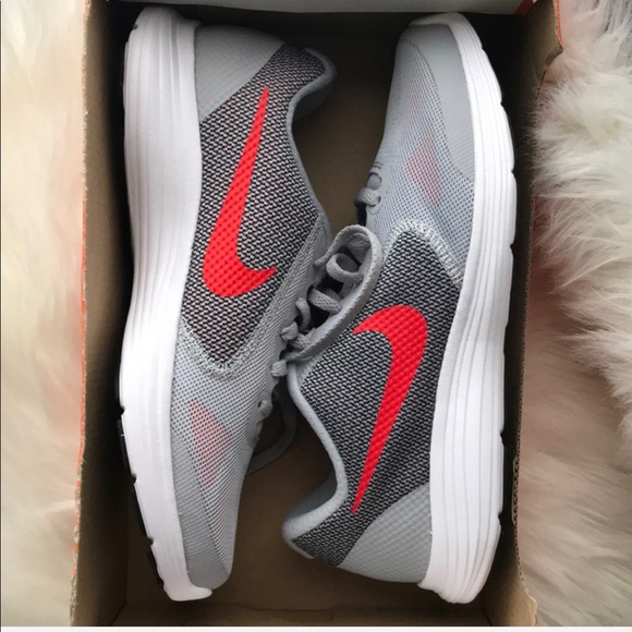 NIKE REVOLUTION 3 WOLF GREY WOMENS SHOES - Picture 4 of 5